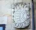 Escudo cerca del Pazo de los Condes de San Román