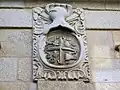 Escudo de armas central de la casa barroca del número 27 de la calle Isabel II