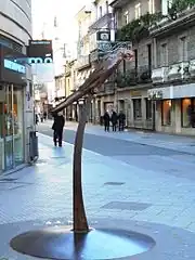 Escultura del Loro Ravachol en el centro de la ciudad.