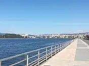 Paseo marítimo con la ciudad al fondo