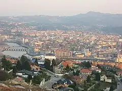 A la izquierda, de arriba abajo, el puente de los Tirantes, el puente de Santiago y el puente del Burgo.