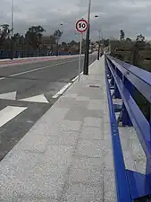 El puente con carril bici en el lado izquierdo