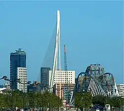 Vista del puente con el Ágora en construcción.