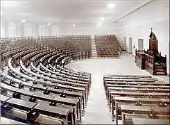 Aula anfiteatro en 1930).