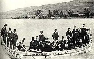 Canoa griega póntica, frente a la costa de Trebisonda