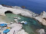 Vista del puerto de Cala Fonte en la zona de Le Forna