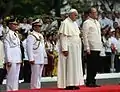 El papa Francisco con faja blanca