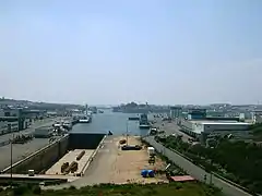 Vista de los astilleros y de las instalaciones del puerto.