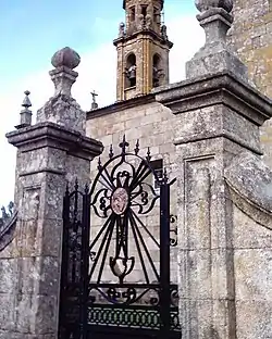 Vista de la Iglesia de San Mamede de Carnota desde la puerta del atrio.