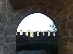Puerta de la muralla y barbacana