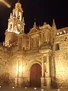 Vista nocturna de la Portada principal y Torre de la Catedral de la Sierra.