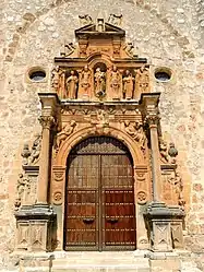 Portada manierista del templo, procedente del desaparecido monasterio franciscano de Nuestra Señora de la Peña, que se situaba a las afueras de Orcera