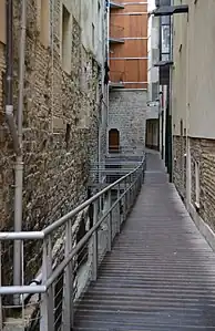 El nivel inferior queda interrumpido por la torre de Joan Caritat