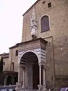 Portal meridionale llamado de los Leoni bianchi