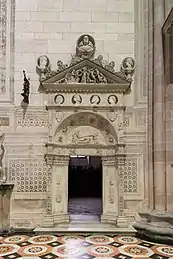 Portal de la sacristía con retratos de los duques de Milán, XV siglo.