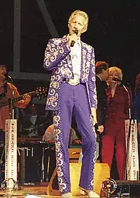 Porter Wagoner con traje