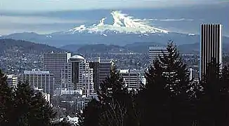 Monte Hood visto de la ciudad de Portland.