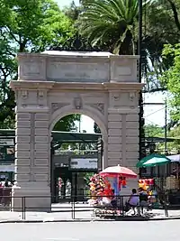 Arco del Triunfo en la entrada por Av. Las Heras (1888).