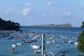 Isla de Izaro y ensenada de Portuondo.