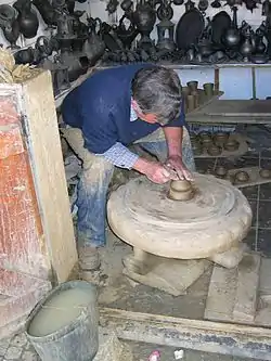 Oleiro (ollero o alfarero) de Bisalhães en su torno de hacer "barro preto". Vila Real, Portugal.