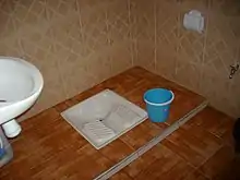 Un inodoro para arrojar agua manualmente