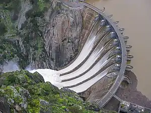 La presa de Aldeadávila, entre España y Portugal, de tipo arco gravedad.