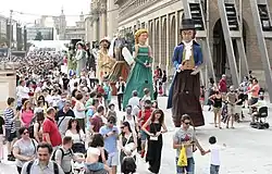 Presentación de la Primera Edición de las Fiestas Goyescas. En el centro, la vicealcaldesa Sara Fernández y el resto de grupos de la organización.