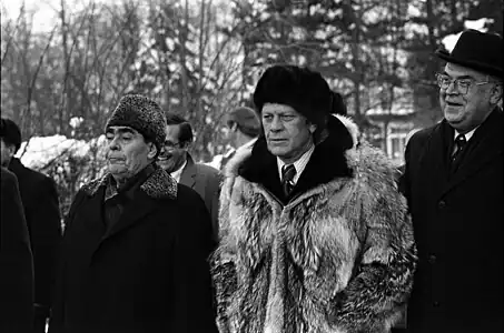 Gerald Ford (centro) con un ushanka puesto, junto a Leonid Brézhnev (izquierda) que lleva un gógol. Vladivostok, tras los acuerdos SALT, 1974.