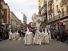 Cofrades por la calle de las Angustias