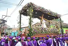 Imagen de Cristo en la procesión de Semana Santa en Izalco, Sonsonate, El Salvador.