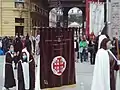 Procesión de Semana Santa en Coruña con la Cruz de Jerusalén