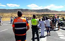 Agente de Protección Civil de la Mancomunidad de La Atalaya cooperando con la Guardia Civil en Trescasas durante la Vuelta Ciclista