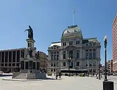 El Ayuntamiento y la Plaza Kennedy en 2017