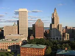 El 50 Kennedy Plaza se encuentra entre el One Financial Center y el Industrial National Bank Building