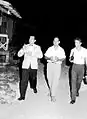 Régulo Ramírez, Enrique Gutiérrez y Simón, y Hernando González, llevando licor al grupo, en la Navidad de 1962.