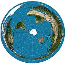 En esta proyección se percibe más la distorsión de las tierras y distancias hacia el borde pues la mayor parte de tierras del mundo está en la mitad septentrional desde el ecuador hasta el borde. El borde es abarcado por el océano Glacial Ártico.