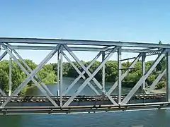 Vista del puente ferroviario que cruza el río Neuquén entre la ciudad de Neuquén y Cipolletti.