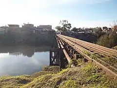 La villa 21-24 y el puente ferroviario, vistos desde el meandro