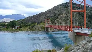 Puente sobre el nacimiento del lago Bertrand.