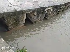 Canaletas del puente Tawantinsuyu, los cuales tienen forma de ventanas incas y cuentan con más de un metro de altura por setenta centímetros de anchura.