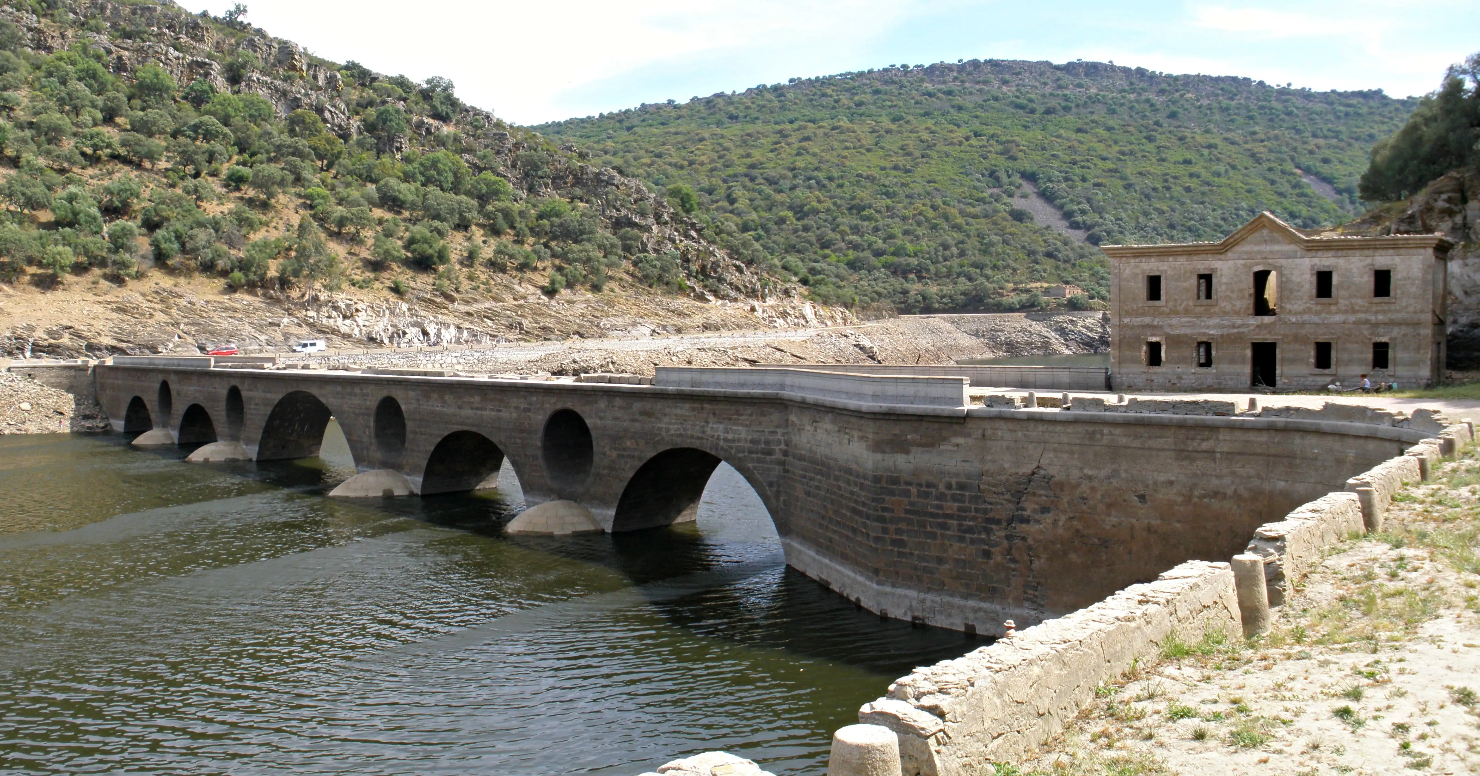 Puente del Cardenal: solo es visible durante el estiaje del río Tajo.