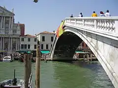 Vista cercana del puente de los Descalzos.