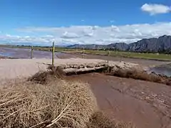 Puente improvisado en la ausencia de crecidas.