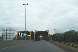 Puente metálico de la Ruta 36 sobre las vías del ferrocarril Roca.