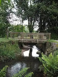 Puente sobre el río en la parroquia de Cabueñes.