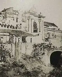 Puerta de Jerez y puente sobre el río Tagarete
