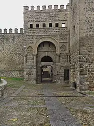 Arco de entibo, alancetado, escarzano, herradura enjarjado, en la Puerta Vieja de Bisagra, Toledo