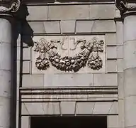Florero en la parte del Este (exterior)