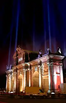 Puerta de Alcalá iluminada con motivo de la boda del príncipe Felipe