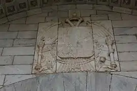 Escudo de Carlos V en la fachada exterior